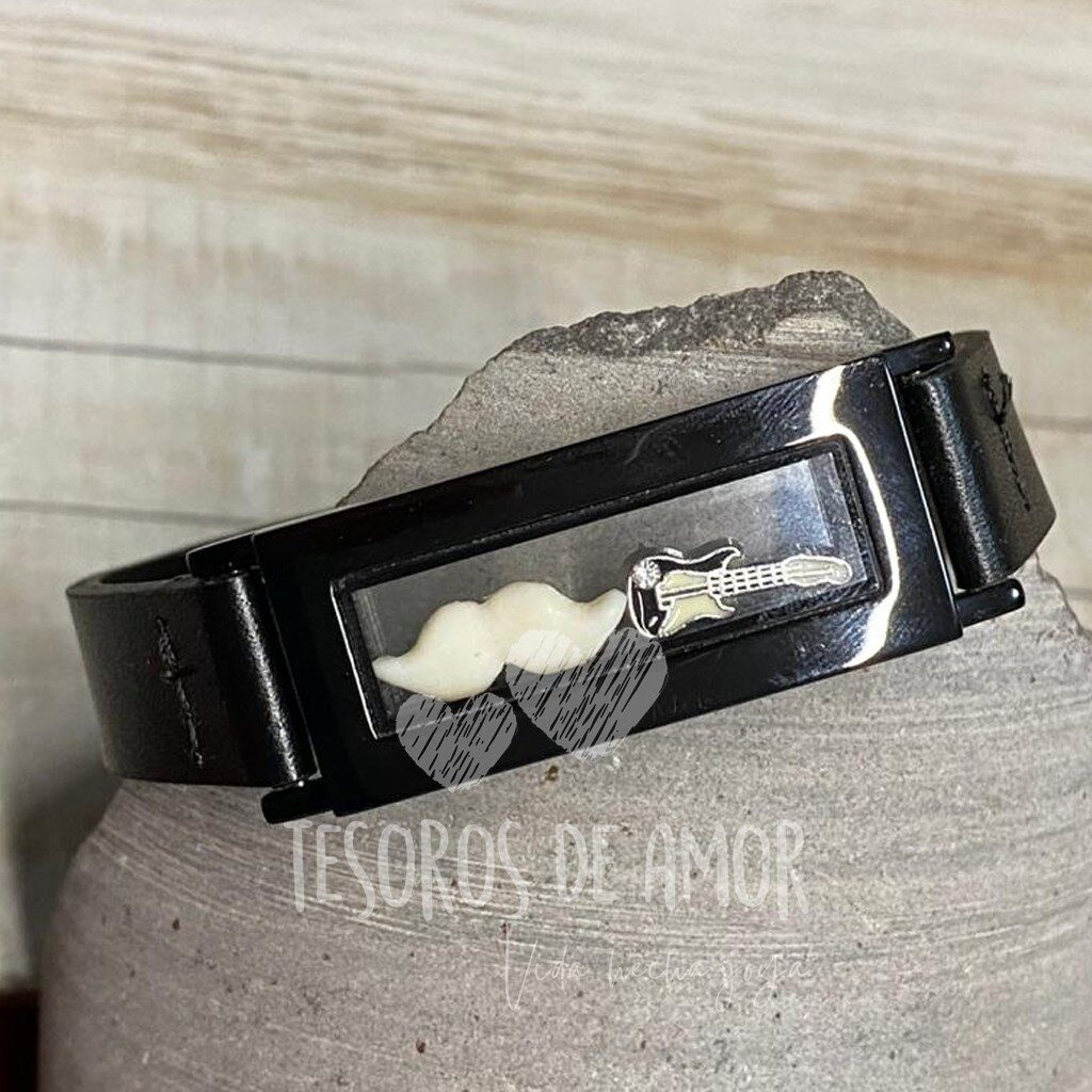 Brazalete relicario con figura “bigotes” y pieza metálica plata “guitarra”