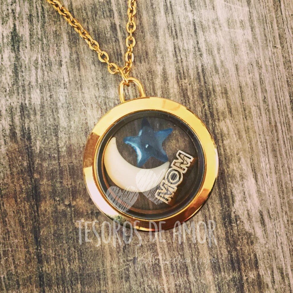 Relicario liso dorado con figura de leche “luna” y figura “estrella” azul con pieza metálica dorada “mom”