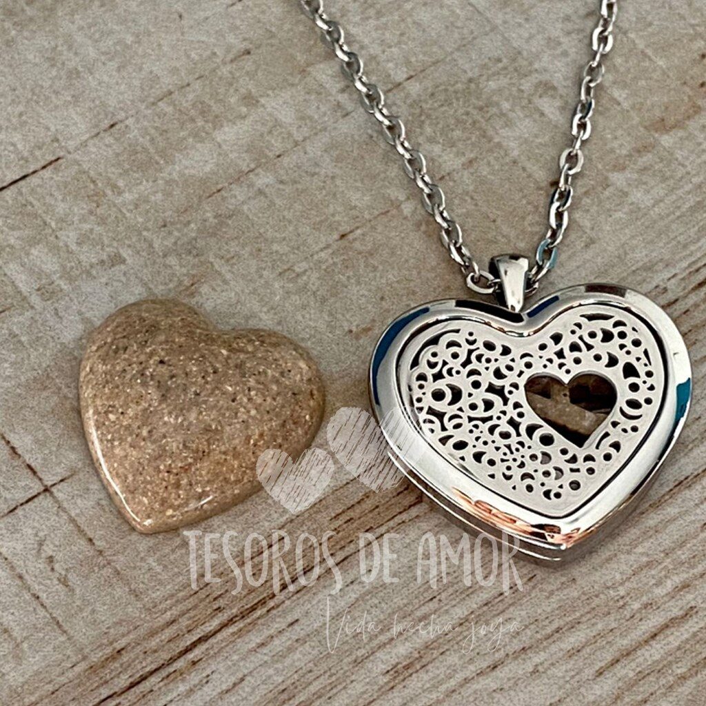Relicario graquelado con corazón de cenizas
